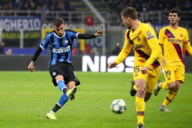 杨鸣愤怒冲进场内大骂裁判 连吃两T被驱逐出场